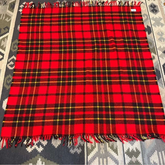 Vtg Faribo USA Red Tartan Plaid Fluff Loomed Fringed Stadium Throw Blanket - Picture 1 of 6